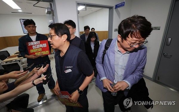 서승욱 카카오 노조 지회장과 사측 관계자들이 27일 경기 수원시 경기지방노동위원회에서 열린 카카오 노사 2차 조정 회의에 참석, 조정회의실로 들어가고 있다. /사진=연합뉴스