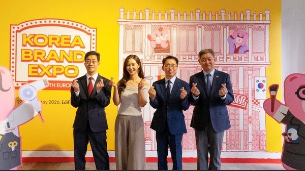 롯데홈쇼핑은 지난 27일부터 29일까지 스페인 마드리드에서 중소기업의 해외 판로 개척을 지원하기 위해 '롯데 브랜드 엑스포 in 남유럽'을 개최하고 3356만 달러 규모의 수출상담 성과를 거뒀다.&nbsp; (왼쪽부터) 김연재 코트라 유럽지역본부장, 배우 권유리, 김재겸 롯데홈쇼핑 대표, 임수석 주스페인 한국대사. /사진=롯데