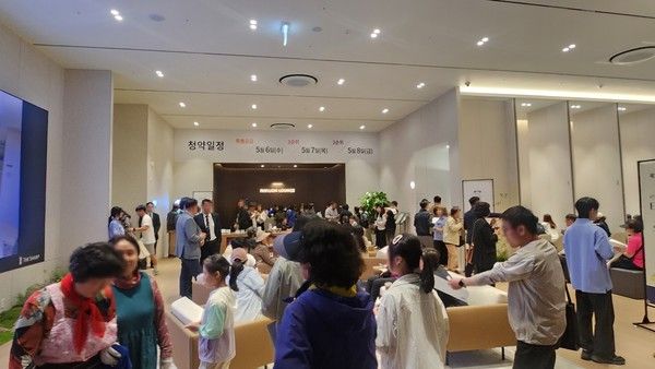 포스코이앤씨는 5월 초 연휴 시작과 함께 문을 연 '더샵 관저아르테' 견본주택에 개관 첫날부터 주말까지 3일간 약 1만6000명의 방문객이 몰렸다고 4일 밝혔다. /사진=포스코이앤씨