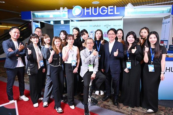 'AMWC ASIA & TDAC 2026' 현장에서 기념촬영을 하고 있는 휴젤 대만 법인 임직원들. / 사진=휴젤
