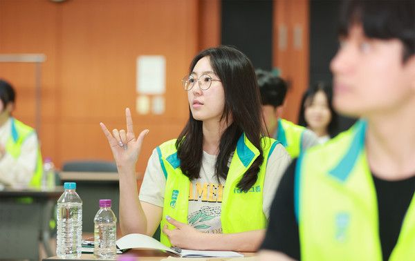 하나금융그룹은 지난 6일 청각장애에 대한 사회적 인식을 개선하고 포용적 기업문화를 확산하기 위한 '임직원 수어교육 7기' 과정을 개강했다. 이날 수어교육에 참여한 임직원들이 수어를 배우고 있다. / 사진=하나금융그룹
