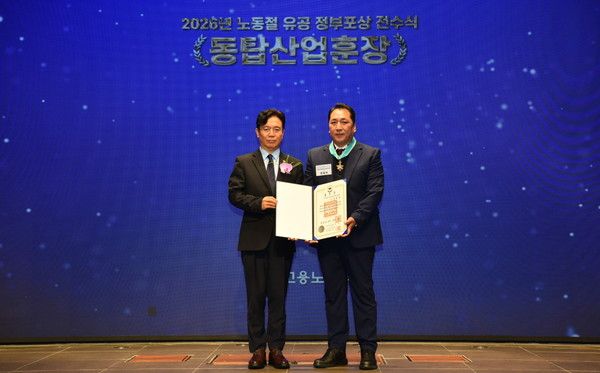 지난&nbsp;6일 서울 여의도&nbsp;CCMM빌딩에서 열린 '2026년 노동절 유공 정부포상 전수식'에서 문철현&nbsp;SK인텔릭스통합지부장이 동탑산업훈장 수훈 후 기념촬영을 하고 있다. (왼쪽부터 김영훈 고용노동부 장관,&nbsp;문철현&nbsp;SK인텔릭스통합지부장) /사진=SK인텔릭스