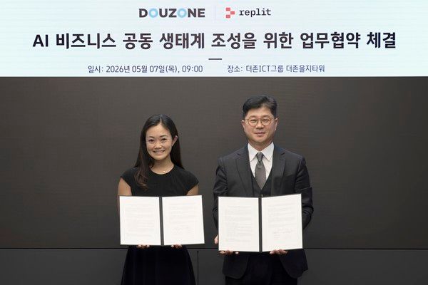 더존비즈온은 7일 서울 중구 더존을지타워에서 글로벌 바이브 코딩 플랫폼 기업인 레플릿(Replit)과 AI 기반 소프트웨어 개발을 위한 업무협약(MOU)을 체결했다고 밝혔다. /사진=더존비즈온
