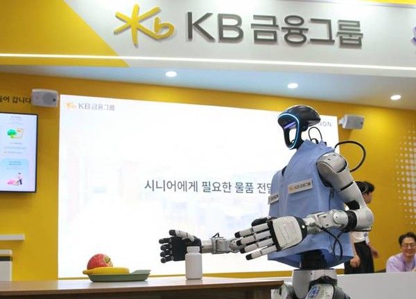 서울 코엑스에서 열린 'AI EXPO KOREA 2026'에서 시니어 돌봄 특화 휴머노이드 로봇 '젠피(GenP)'가 라이브 시연을 하고 있다. / 사진=KB금융그룹