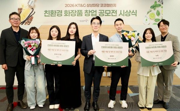 KT&G가 '2026&nbsp;코코챌린지' 시상식을 지난&nbsp;29일 서울 성수동에 위치한 청년창업 전용 공간&nbsp;KT&G&nbsp;상상플래닛에서 진행했다.&nbsp;사진은 김외현&nbsp;KT&G&nbsp;성과관리실장(왼쪽 다섯 번째),&nbsp;정용주 코스모코스 영업본부장(왼쪽 첫 번째)이 최종 수상팀들과 기념사진을 촬영하는 모습. /사진=KT&G