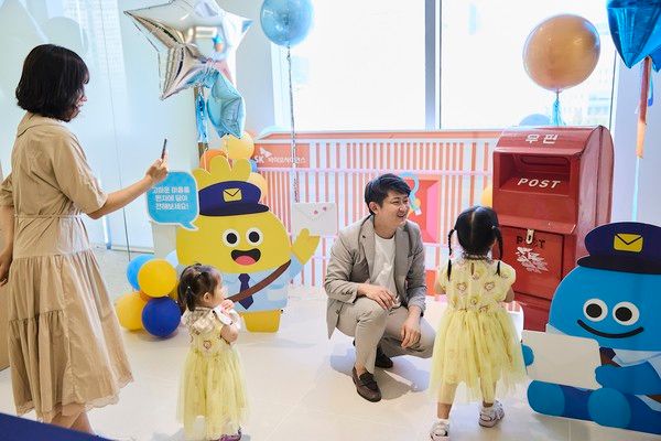 행사에 참가한 구성원과 가족들이 '사랑의 우체통'에 편지를 부치고 있다. / 사진=SK바이오사이언스