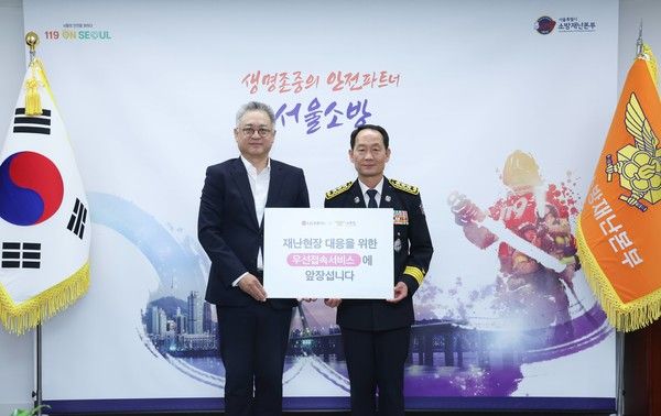 LG유플러스는 화재·재난 현장에서 소방관의 통신 이용을 보다 안정적으로 지원하는 '소방관 우선접속서비스'를 출시했다고 10일 밝혔다. 지난 9일 서울 중구 서울소방재난본부 에서 열린 소방관 우선접속서비스 출시 기념식에 참석한 (왼쪽부터)박경중 LG유플러스 대외협력담당과 홍영근 서울소방재난본부장. /사진=LG유플러스