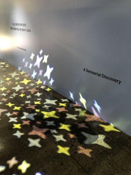 캡슐 앰플 별모양의 조명이 팝업 입구를 비추고 있다. /사진=김현정 기자