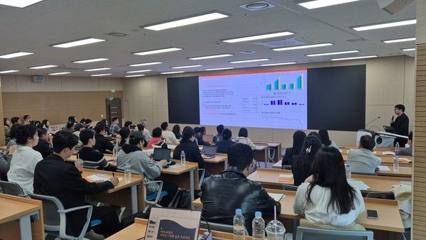 글로벌 커머스 전문가 김이삭 캡스톤벤처스 이사가 지난 4월 기업 실무자들을 대상으로 글로벌 커머스 시장을 주제로 강연하고 있다. 김 이사는 오는 15일 에듀윌 본사에서 열리는 '버니스쿨 파이널 아마존 실전프로젝트 세미나'의 1부 연사로 나설 예정이다. /사진=에듀윌