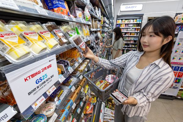 KT가 외식·쇼핑부터 공연·전시까지 고객 일상 곳곳에서 누릴 수 있는 6월 고객 보답 프로그램과 달달·문화혜택을 선보인다. 모델들이 KT멤버십 6월 혜택을 소개하는 모습. /사진=KT