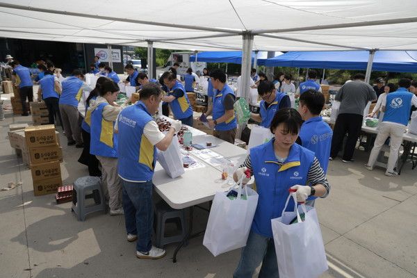 신한금융그룹은 지난 12일 서울광역기부식품등지원센터에서 전국푸드뱅크와 함께 복지 사각지대에 놓인 이웃들에게 따뜻한 나눔을 전하고 '그냥드림' 사업의 원활한 운영을 지원하기 위한 임직원 봉사활동을 실시했다. 이날 행사에 참여한 임직원들이 봉사활동을 하고 있다. / 사진=신한금융그룹