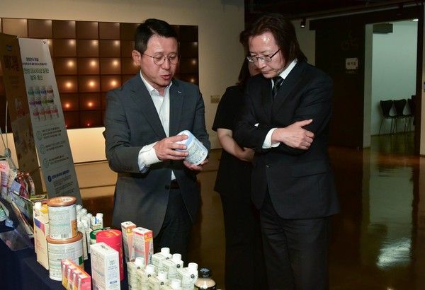주병기 공정위원장(오른쪽)에게 제품에 대해 설명하는 매일유업 이인기 대표이사(왼쪽) /사진=매일유업