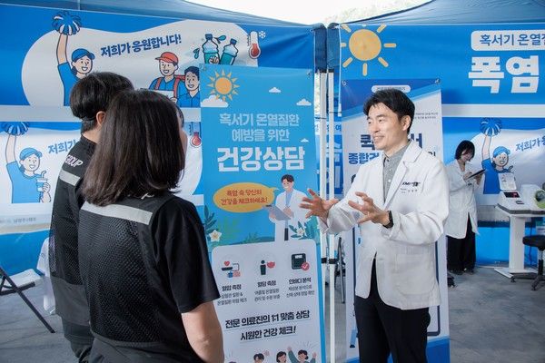 김경연 KMI 직업환경의학센터장이 지난 11일 경기 남양주2 캠프를 방문해 위탁배송업체 소속 배송기사들에게 혹서기 온열질환 예방을 위한 주의 사항을 설명하고 있다. /사진=쿠팡로지스틱스서비스