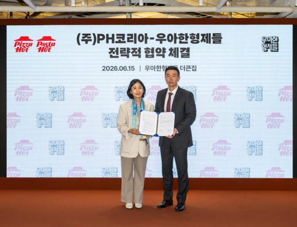 우아한형제들 김지훈 사업부문장(오른쪽)과 PH코리아 김정은 대표가 15일 서울 송파구 우아한형제들 본사에서 전략적 업무 협약(MOU)을 체결한 뒤 기념 촬영을 하고 있다. /사진=배달의민족