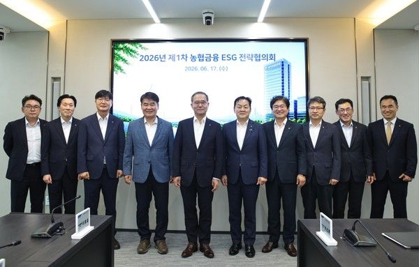 NH농협금융은 환경·사회·지배구조(ESG) 전략 논의를 위해 지난 17일 서울 종로구 NH농협타워에서 '2026년 제1차 농협금융 ESG 전략협의회'를 개최했다. 이찬우 NH농협금융 회장(왼쪽에서 다섯 번째) 등 지주·계열사 임원들이 기념 촬영을 하고 있다. / 사진=NH농협금융