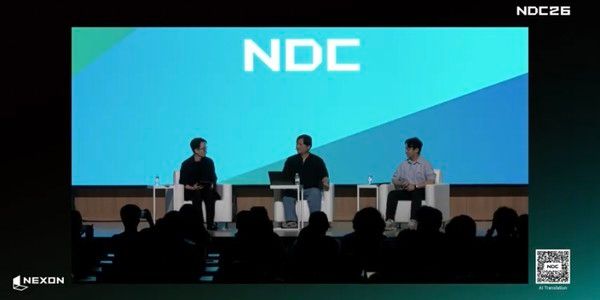 넥슨개발자컨퍼런스(NDC) 2026 사흘간의 여정의 마지막날인 18일 오후 세션으로 '넥슨과 크래프톤의 AX 여정 – 무엇을 시도하고 무엇을 포기했나'&nbsp;대담에서 모더레이터를 맡은 김상균 경희대 교수(왼쪽)의 진행으로 강덕원 넥슨코리아 본부장(가운데)과 임경영 크래프톤 VP(오른쪽)의 대담이 진행됐다. /사진=넥슨개발자컨퍼런스 홈페이지 온라인생중계 캡처