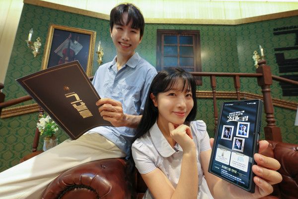 KT는 서울 디큐브 링크아트센터에서 열리는 뮤지컬 '그날들' 7월 25일 공연에 장기고객 1200명을 초청한다고 19일 밝혔다. KT 모바일·인터넷·TV 합산 5년 이상 이용 고객이 대상이다. KT 모델들이 뮤지컬 '그날들' 포토존에서 행사를 소개하고 있다. /사진=KT