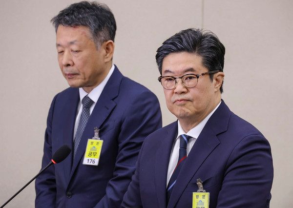 김병주 MBK파트너스 회장(오른쪽)과 김광일 홈플러스 대표이사가 지난해 10월 14일 국회 정무위원회에서 열린 2025년도 공정거래위원회 국정감사에 증인으로 출석해 의원 질의를 듣고 있다. /사진=연합뉴스