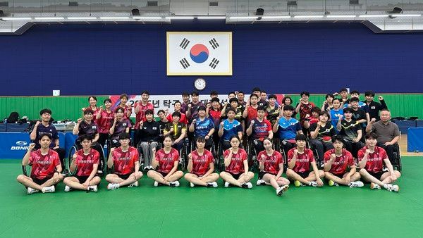 미래에셋증권 탁구단이 지난 17일 경기도 이천시 소재 대한장애인체육회 이천선수촌에서 진행된 2026년 장애인 탁구 국가대표 선수단 훈련에 참여해 스포츠 ESG 재능기부 활동을 진행하고 기념 사진을 촬영하고 있다. / 미래에셋증권 탁구단&nbsp;