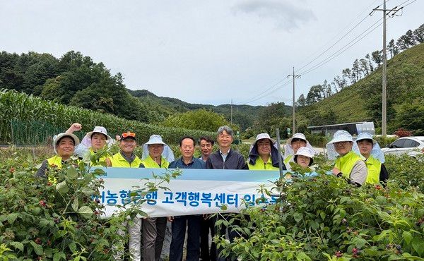 NH농협은행 고객행복센터 봉사단이 24일 충북 청주시 낭성면을 찾아 농촌 일손돕기 활동 후 기념 촬영을 하고 있다. / 사진=NH농협은행