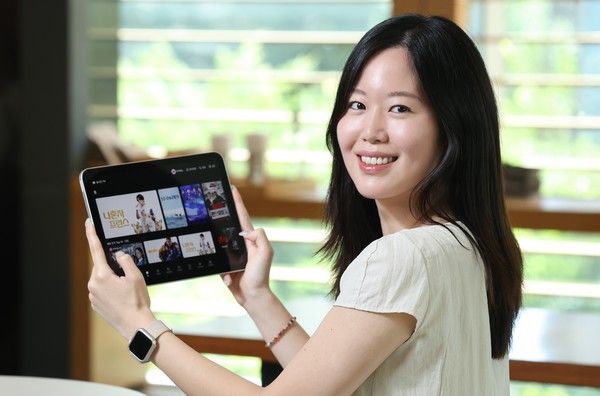 LG유플러스가 애플의 태블릿 PC인 아이패드(iPad) 환경에서 자사 IPTV 서비스를 제공하는 결합 상품을 세계 최초로 선보이며 이동형 방송 시장 공략에 나섰다. LG유플러스는 아이패드 운영체제(iPadOS)를 기반으로 한 IPTV 결합 상품인 'U+tv 프리5 for iPad'를 출시했다고 25일 밝혔다. /사진=LG유플러스