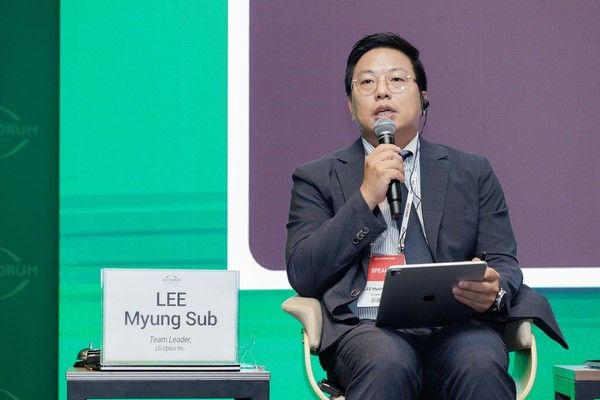 LG유플러스는 지난 26일 제주도 서귀포시에서 열린 '제주포럼 2026'에 참가해 자사의 사회공헌 활동을 바탕으로 한 기업 혁신 사례를 공개했다고 밝혔다. 올해로 21회를 맞이한 제주포럼은 '인공지능(AI) 및 디지털 혁신 시대의 글로벌 거버넌스와 협력'을 핵심 의제로 다뤘다. 사진은 이명섭 CSR혁신팀장이 LG유플러스 사례를 발표하고 있는 모습. /사진=LG유플러스