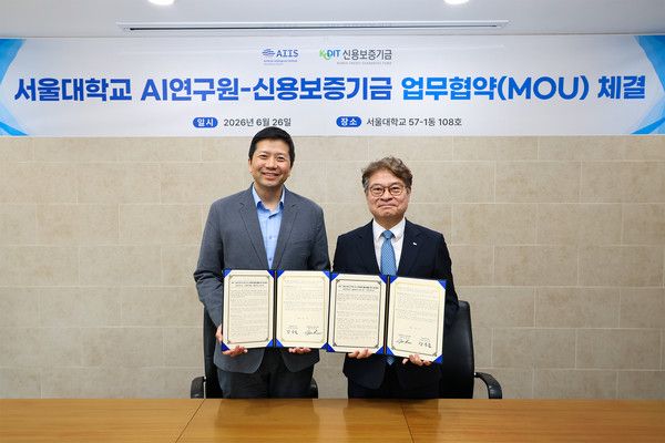 &nbsp;강승준(오른쪽) 신용보증기금 이사장과 이재욱 서울대학교 AI연구원장이 지난 26일 서울대학교 행정대학원에서 열린 '공공·금융 분야 AI 혁신 및 산학협력 활성화를 위한 업무협약식'에서 기념 촬영을 하고 있다. / 사진=신용보증기금