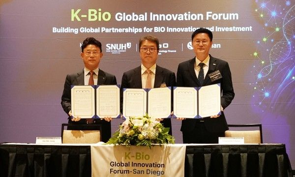 신한금융그룹은 지난 26일 미국 샌디에이고에서 기술보증기금, 서울대학교병원과 '글로벌 K-바이오 벤처기업 공동 발굴 및 육성을 위한 업무협약'을 체결했다. 이날 업무협약식에 참석한 (왼쪽부터) 신한은행 장호식 CIB그룹장, 서울대학교병원 권성근 연구부원장, 기술보증기금 천창호 상임이사가 기념 촬영을 하고 있다. / 사진=신한금융그룹