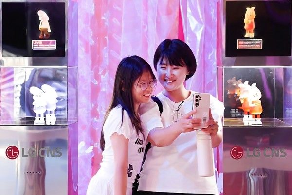 LG CNS 전시장을 찾은 관람객들이 전시물을 관람하며 기념사진을 촬영하는 모습. /사진=LG CNS
