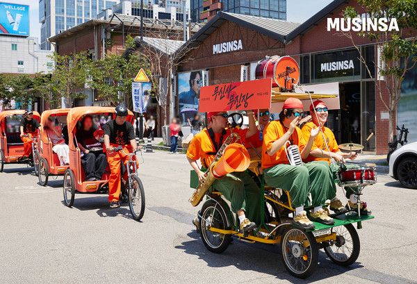지난 주말 성수 연무장길과 서울숲 인근에서 진행된 '무진장 셔틀' 이벤트 모습 /사진=무신사