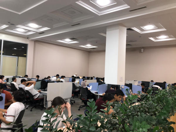 국립알리셰르나보이도서관 내 모습. 디지털 미디어 좌석이 공석 없이 가득 채워져 있다. /사진=김현정 기자