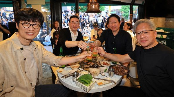 젠슨 황 엔비디아 최고경영자(CEO)와 최태원 SK그룹 회장, 구광모 LG그룹 회장, 이해진 네이버 의장이 5일 서울 마포구 홍대 인근 삼겹살 음식점 '형님 저요'에서 이른바 '삼소(삼겹살·소주) 회동’을 갖고 있다. /사진=연합뉴스