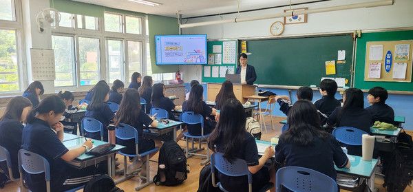 BNK경남은행 전승일 팀장이 마산여자중학교 학생들에게 금융 교육을 하고 있다. / 사진=BNK경남은행