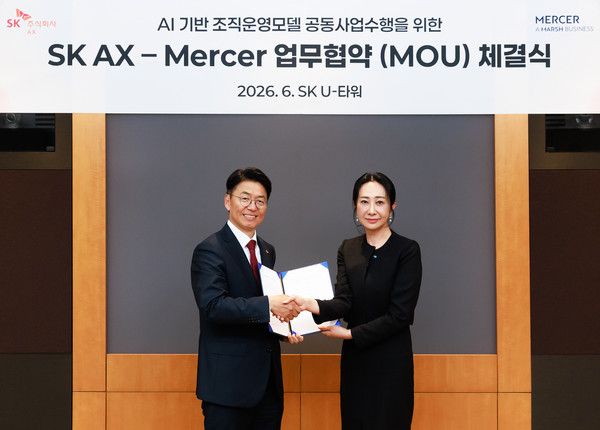 김완종 SK AX 사장(왼쪽)과 장지원 Mercer Korea 공동대표가 경기도 성남시 SK AX 본사에서 'AI+Human 조직운영 모델 개발 및 Agentic AI 플랫폼 구축 공동 사업 수행 협약(MOU)'을 체결한 후 기념사진을 찍고 있다. /사진=SK AX