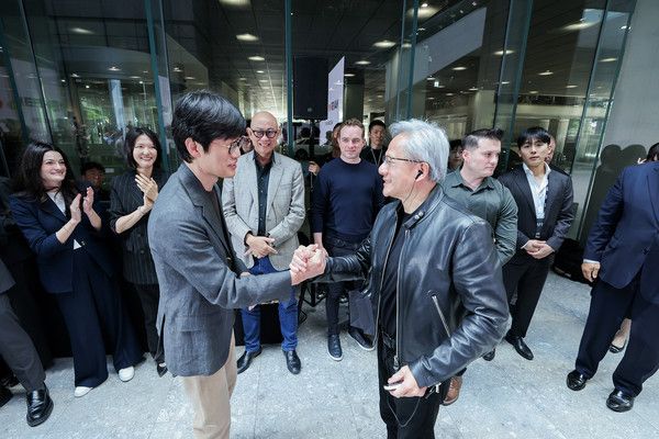 8일&nbsp;네이버 1784 사옥을 방문한 젠슨 황 엔비디아 CEO가 이해진 네이버 의장과 손을 맞잡고 있다. /사진=네이버