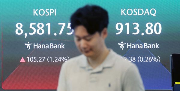코스피가 1% 넘게 상승 출발한 1일 서울 중구 하나은행 딜링룸에서 직원이 업무를 보고 있다. / 사진=연합뉴스