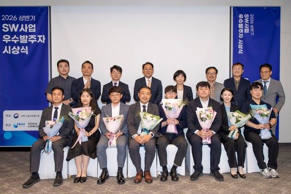 강원랜드가 한국인공지능·소프트웨어산업협회(KOSA) 주관 'SW사업 우수발주자'로 선정됐다. 지난달 30일 서울 서초구 엘타워에서 개최된 시상식에서 강원랜드 최지원 팀장(앞줄 오른쪽 두 번째)이 기념촬영을 하고 있다. /사진=더존비즈온