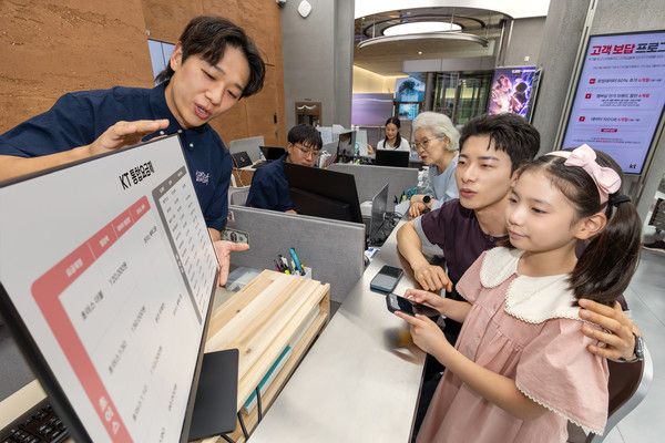 KT가 기존 5G와 LTE로 이원화됐던 요금 체계를 하나로 통합한 '통합요금제'를 출시했다. KT는 100여종에 달했던 요금제를 간소화하고, 데이터 제공 구조와 이용 경험을 전면 개편해 고객 선택의 편의성을 높였다. KT 모델들이 'KT 통합요금제' 출시를 소개하고 있는 모습. /사진=KT