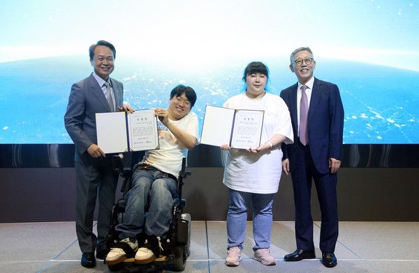 지난 10일 서울 여의도 글래드호텔에서 열린 '장애청년드림팀' 21기 발대식에서 진옥동 신한금융그룹 회장(왼쪽부터), 드림팀 조성현씨, 최소영씨, 나운환 한국장애인재활협회장이 기념 촬영을 하고 있다. / 사진=신한금융그룹
