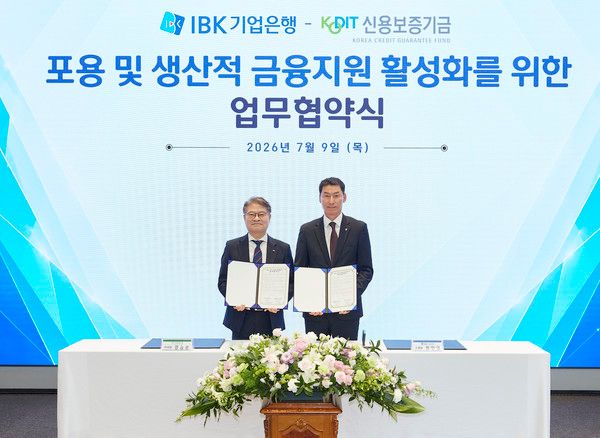9일 서울 중구 을지로 기업은행 본점에서 열린 '포용 및 생산적 금융 지원 활성화를 위한 업무협약식'에서 장민영 IBK기업은행장(오른쪽)과 강승준 신용보증기금 이사장(왼쪽)이 협약식을 마치고 기념 촬영을 하고 있다. / 사진=IBK기업은행