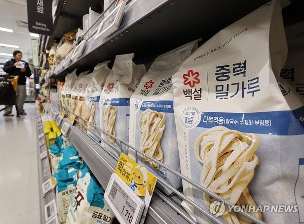 서울 시내 한 대형 마트에 밀가루 제품이 진열돼 있다. / 사진=연합뉴스