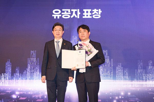 지난 10일 열린 금융보안원 주최 '정보보호의 날' 기념 행사에서 이억원 금융위원장(왼쪽)과 김근수 카카오뱅크 부대표가 금융위원장 표창 수상 후 기념 촬영을 하고 있다. / 사진=카카오뱅크