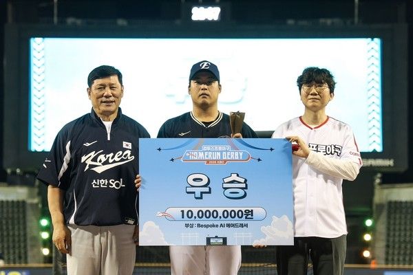 컴투스프로야구 홈런더비 시상식&nbsp;(왼쪽부터) KBO&nbsp;허구연 총재,&nbsp;강백호 선수,&nbsp;컴투스 이주환&nbsp;SB총괄대표 / 사진=컴투스