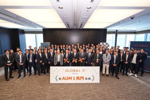 미래에셋자산운용의 일본 ETF 운용 자회사 Global X Japan의 임직원들이 운용자산(AUM) 1조엔 돌파를 기념해 사진 촬영을 하고 있다. / 사진=미래에셋자산운용