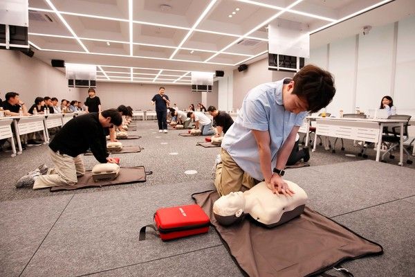 광동제약 임직원들이 광동과천타워 교육장에서 응급처치·심폐소생술(CPR) 교육에 참여해 실습을 진행하고 있다. / 사진=광동제약