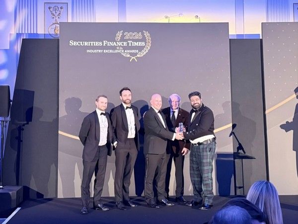 지난 9일(현지 시각) 영국 런던 현지에서 글로벌 증권금융 전문지 Securities Finance Times가 주최한 2026 Industry Excellence Awards가 개최된 가운데 미래에셋증권 런던법인이 '올해의 신규 증권금융팀'으로 선정됐다. 미래에셋증권 런던법인 Thomas Warden Director(맨 왼쪽), Erwan Revel Executive Director(왼쪽에서 두 번째), Alasdair Sutherland Managing Director · Co-head of Securities Finance & Delta One(왼쪽에서 세 번째), Rajkaran Singh Managing Director · Co-head of Securities Finance & Delta One(맨 오른쪽) 등 관계자들이 기념 사진을 촬영하고 있다. / 사진=미래에셋증권