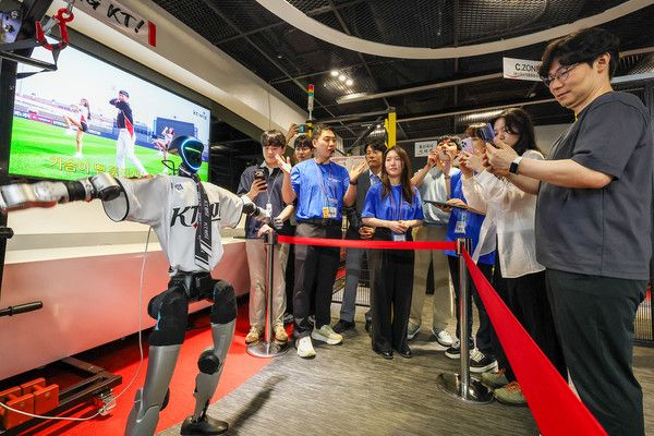 AX Tech Connect 2026 행사에서 KT 담당자가 전시 아이템 시연 모습. /사진=KT