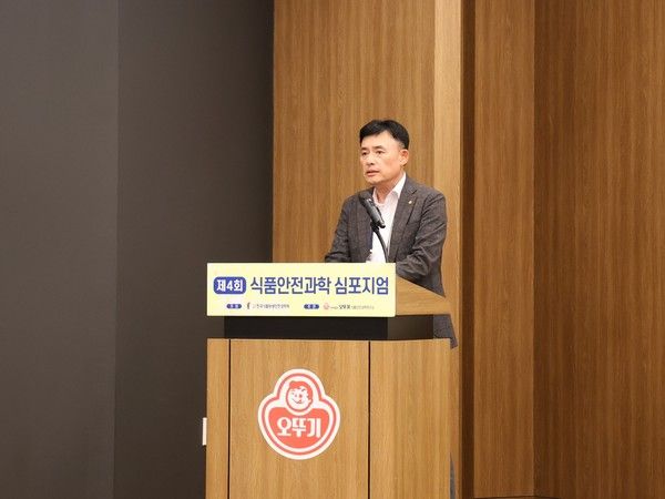 황성만 오뚜기 대표이사가 지난 14일 오뚜기 중앙연구소에서 열린 '제4회 식품안전과학 심포지엄'에서 축사를 하고 있다. / 사진=오뚜기