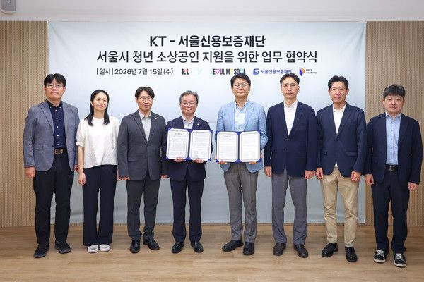 KT는 15일 서울신용보증재단과 청년 소상공인 성장 지원을 위한 업무협약(MOU)을 체결하고, 청년 창업자의 사업 경쟁력 강화를 위한 협력에 나선다고 16일 밝혔다. KT와 서울신용보증재단 관계자들이 협약을 체결하고 기념 촬영을 하는 모습. /사진=KT