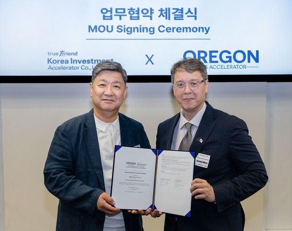 백여현 한국투자액셀러레이터 대표(왼쪽)와 조셉 와이노(Joseph Wyno) 오리건 UAS 액셀러레이터 대표가 지난 14일 업무협약(MOU) 체결 후 기념촬영을 하고 있다. / 사진=한국투자액셀러레이터